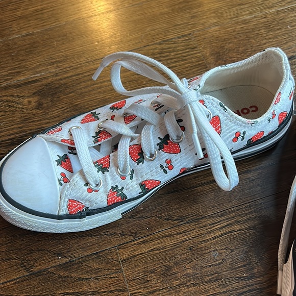 Converse strawberry sneakers - Picture 2 of 12